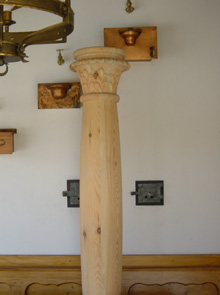 Lerchen Holzs�ule aus Handarbeit